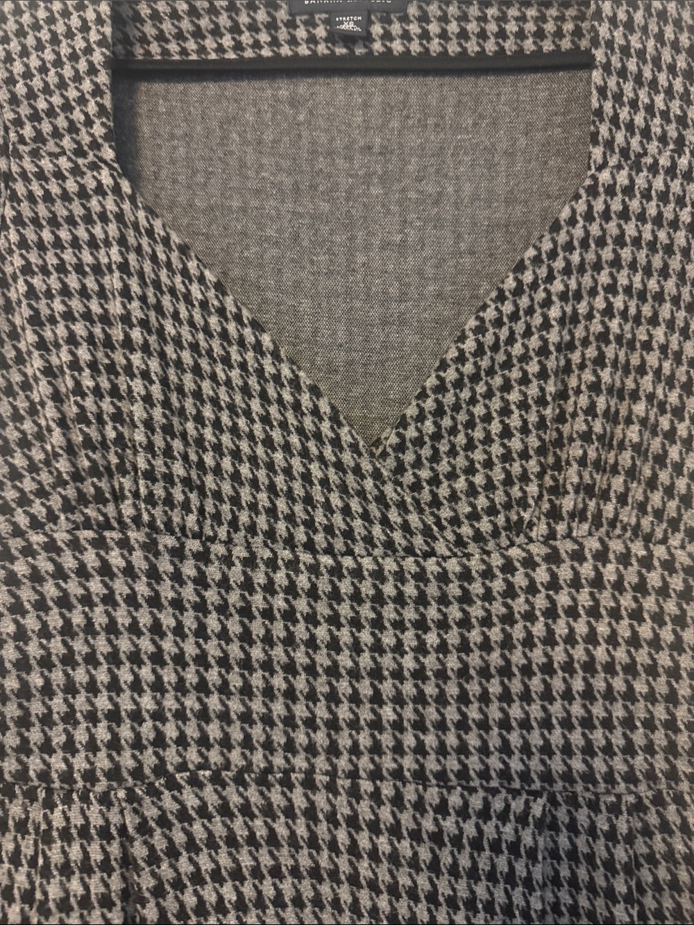Banana Republic Women's Black and Gray Houndstooth Dress - V-Neck Cap Sleeve - Picture 3 of 5